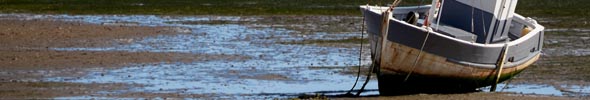 trockengefallener Kutter bei Ebbe vor der Ile de Re