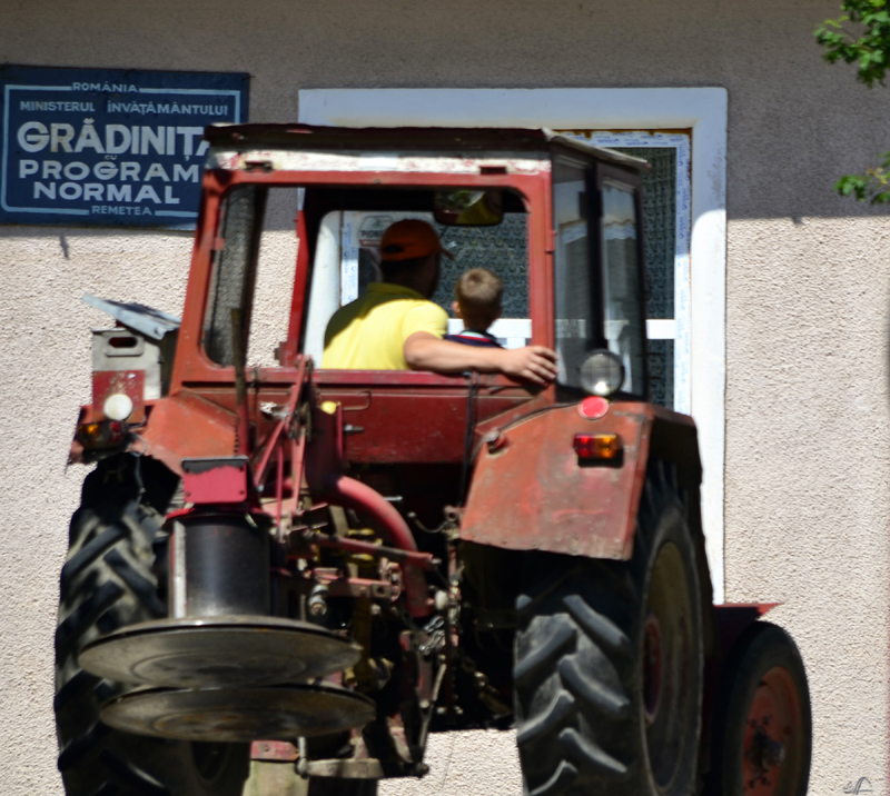 Vater und Sohn auf dem Traktor